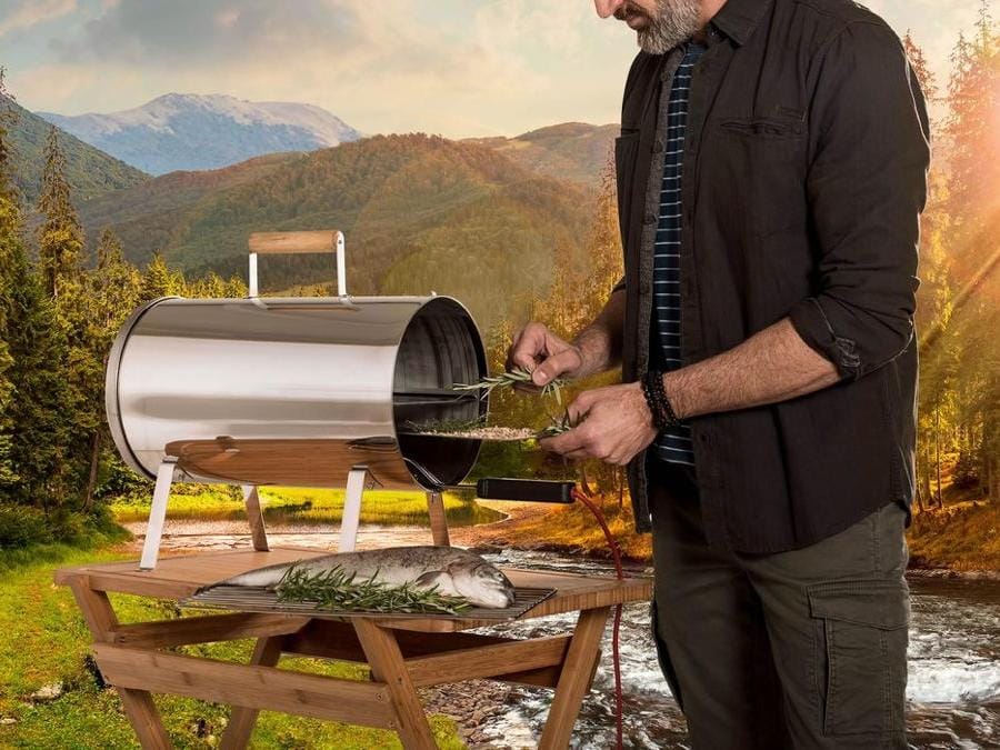 Barbecook, affumicatore elettrico compatto, funzionante sia a caldo che a freddo; molto facile da usare e adatto a qualsiasi cibo; un salmone esce ben affumicato in meno di 40 minuti. Una maniglia consente di trasportarlo agevolmente